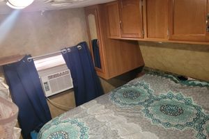 Alojamiento - Lake Life at the Arbuckles! No Hassle Camping! Stationary campers ready for fun!