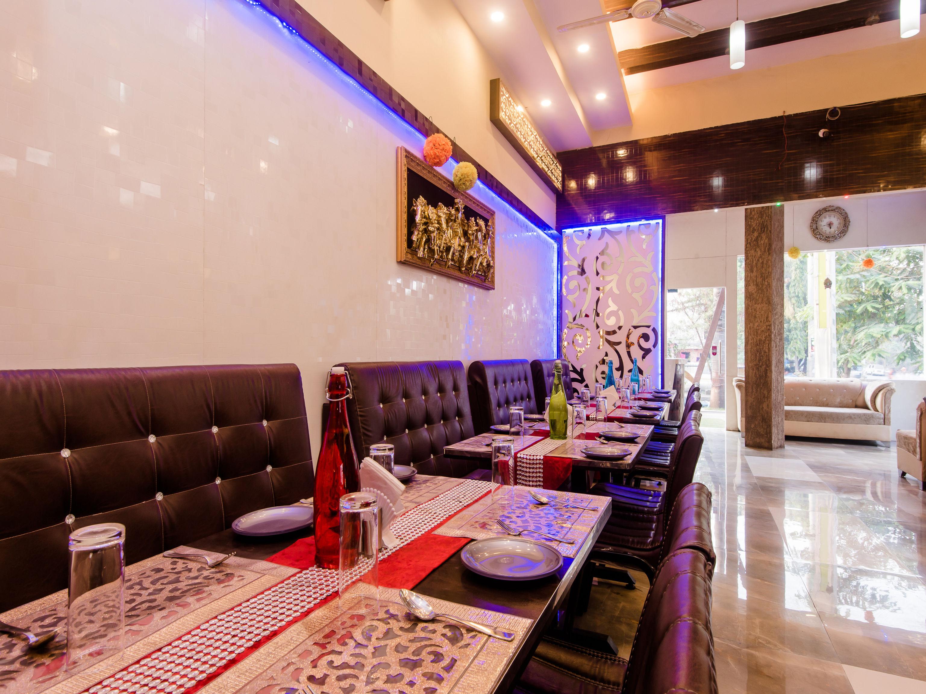 Restaurant OYO 11683 Hotel YMCA