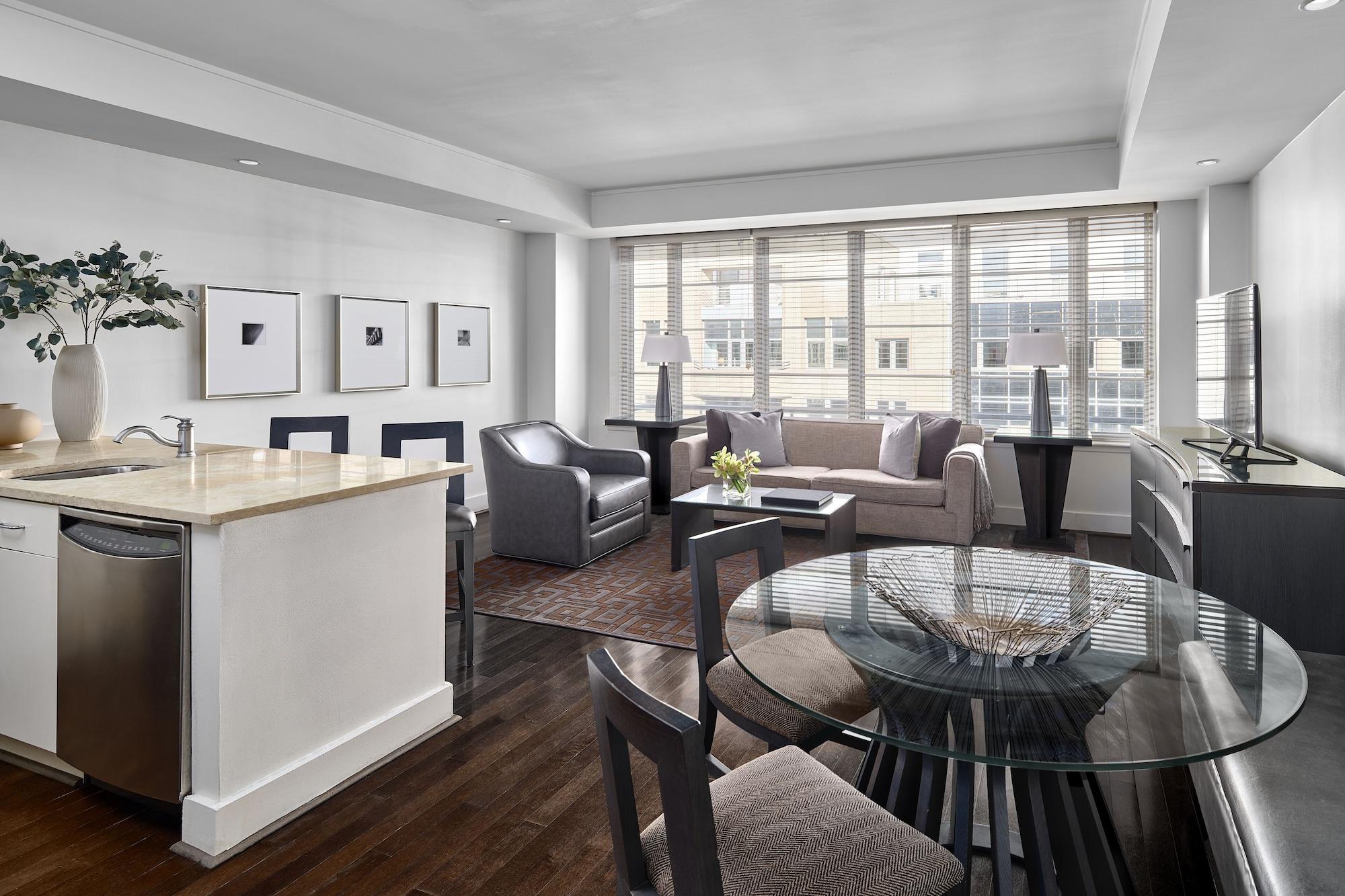 Equipamiento de Habitación AKA White House