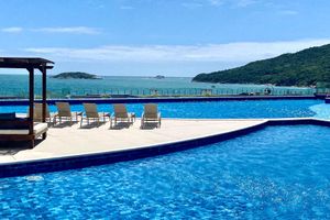 Alquiler Temporario - Piscinas de borda infinita e piscina interna aquecida com vistas deslumbrantes para o mar dos Ingleses, a 50 metros de altura