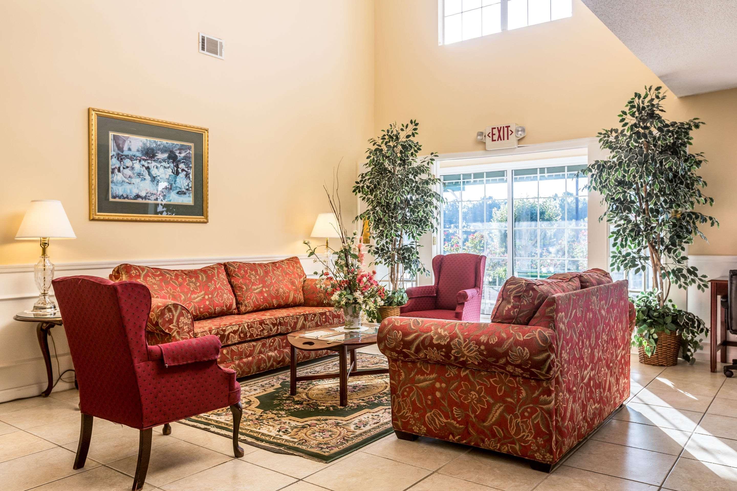 Vista Lobby Quality Inn & Suites near Lake Oconee