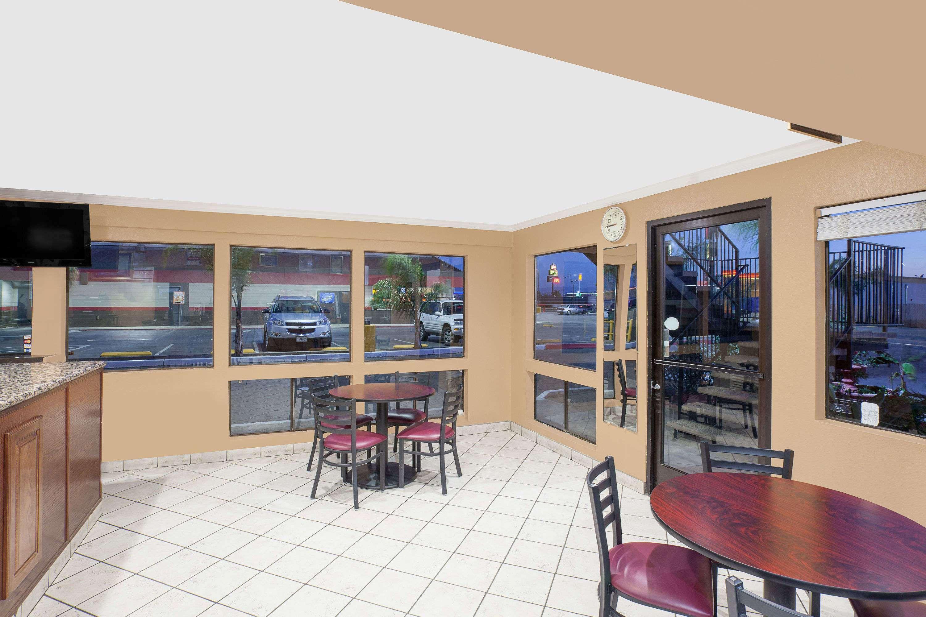 Vista Lobby Days Inn by Wyndham Lost Hills