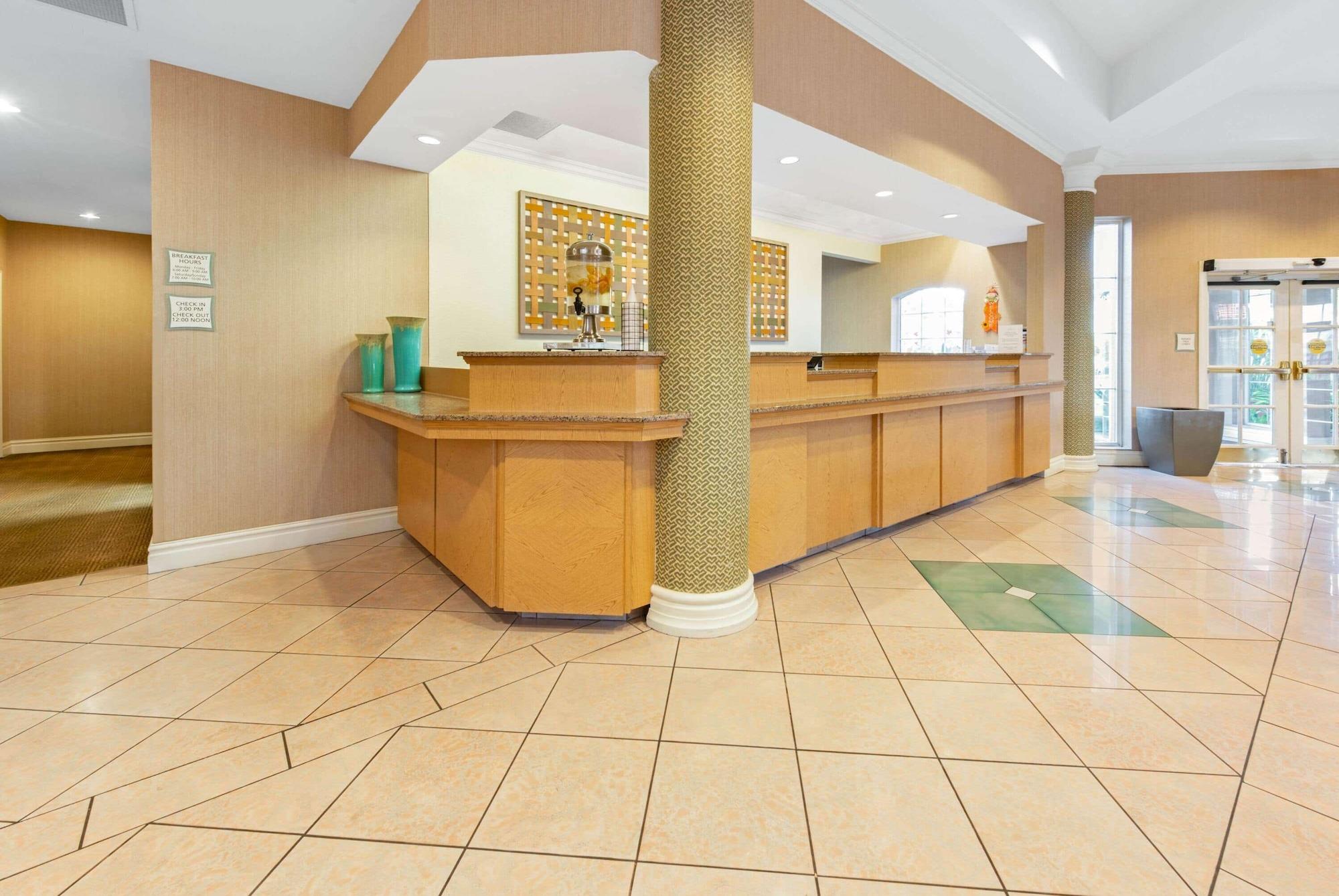 Vista Lobby La Quinta Inn & Suites by Wyndham USF (Near Busch Gardens)