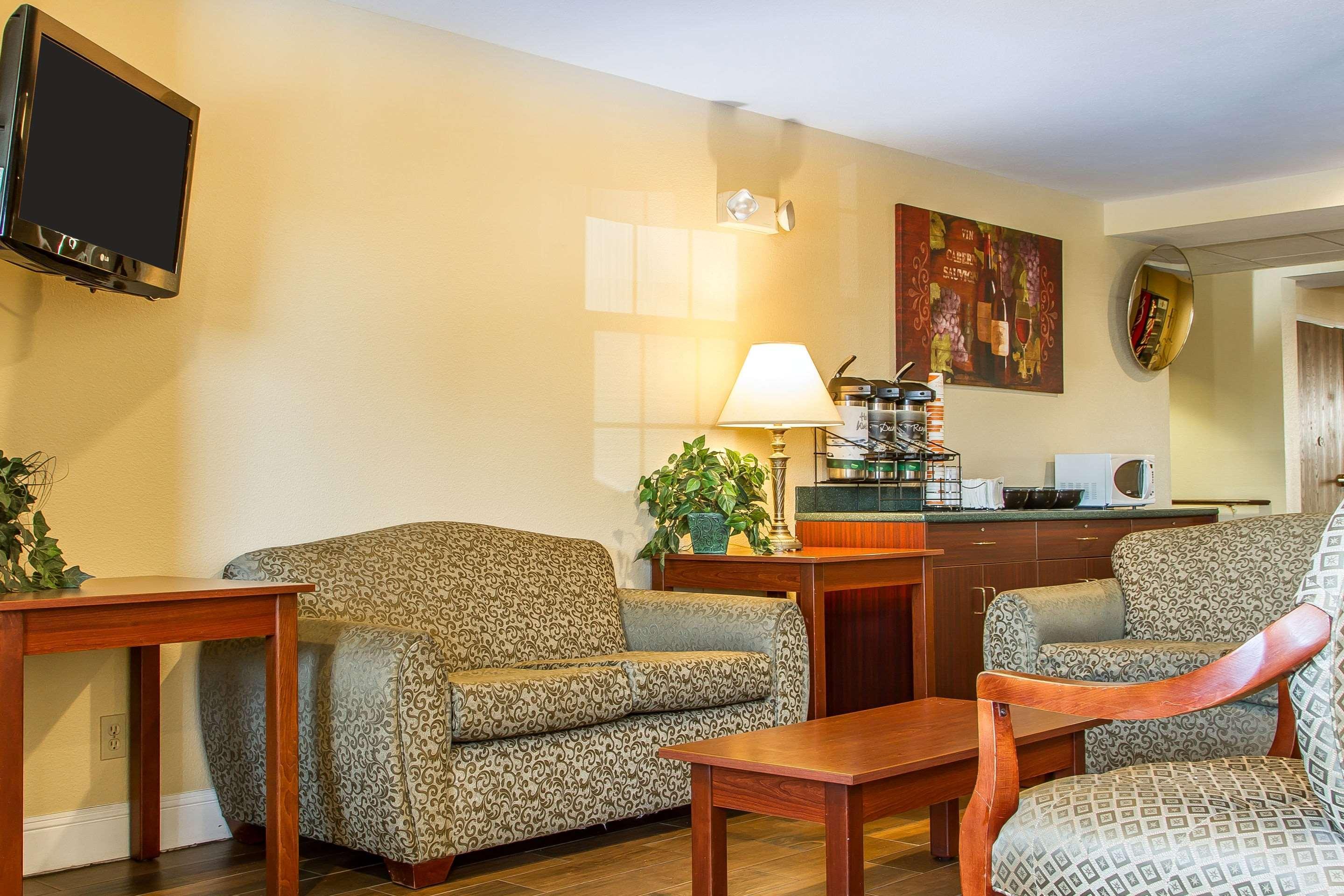 Vista Lobby Quality Inn & Suites Santa Rosa