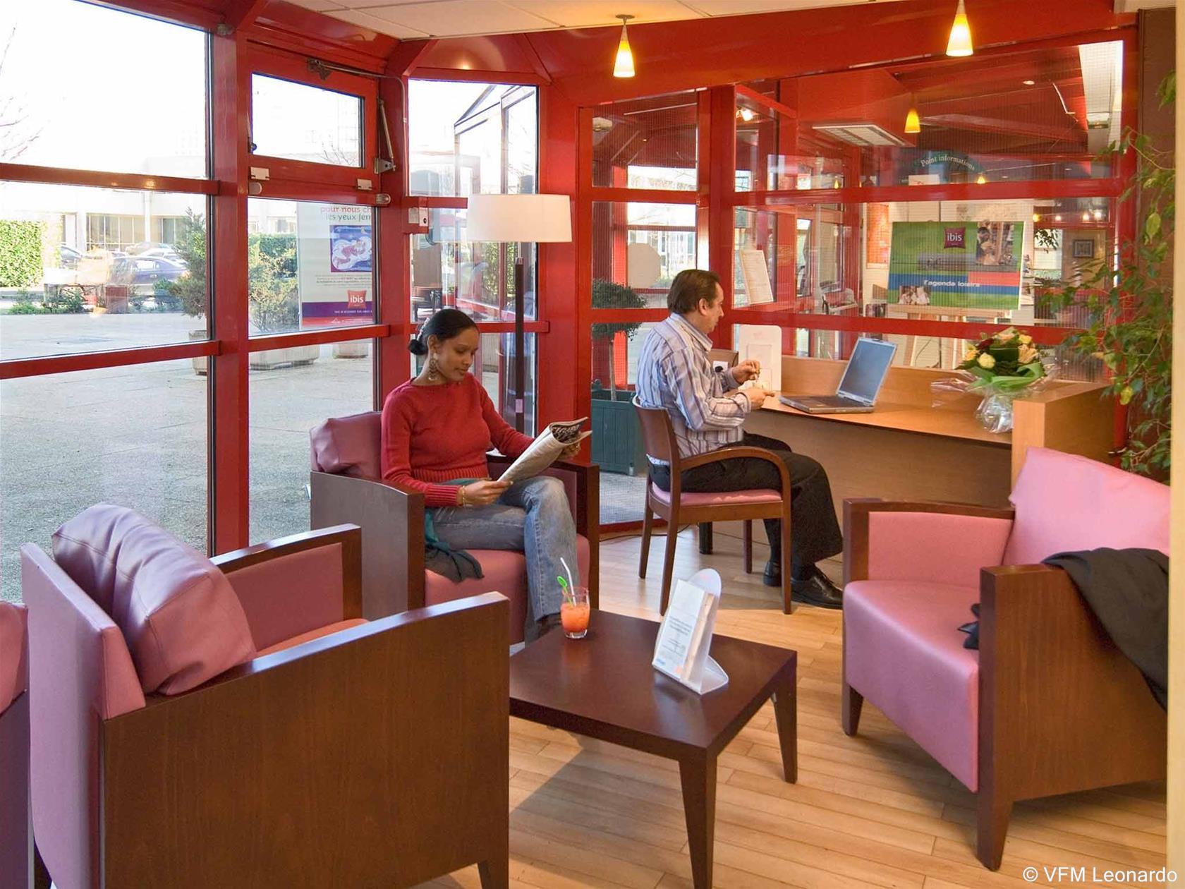 Vista Lobby ibis Nanterre la Défense