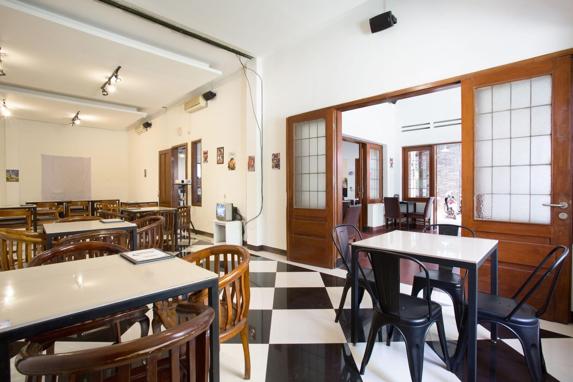 Restaurant RedDoorz @ Supratman Street