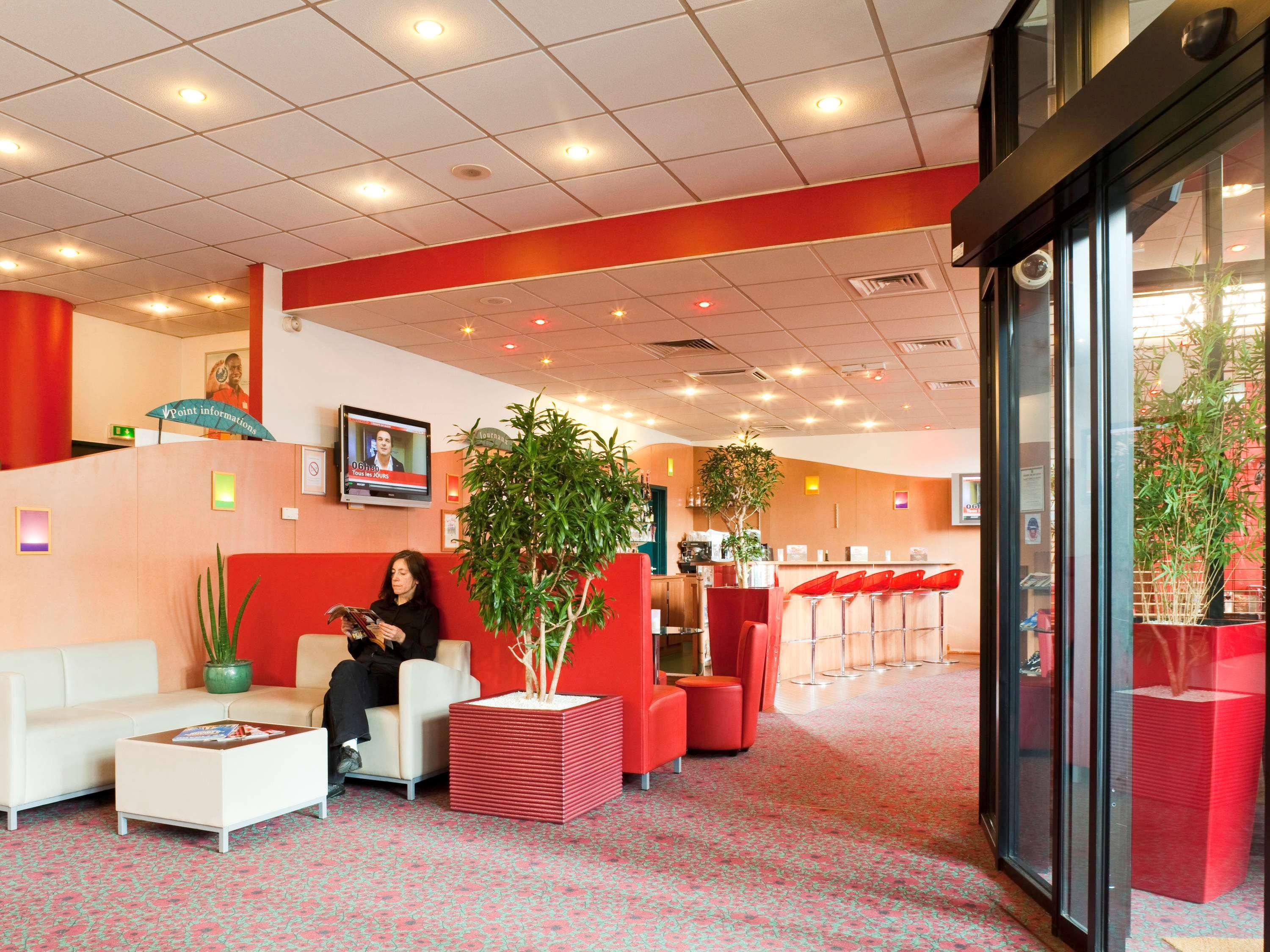 Vista Lobby ibis Paris Pantin Eglise