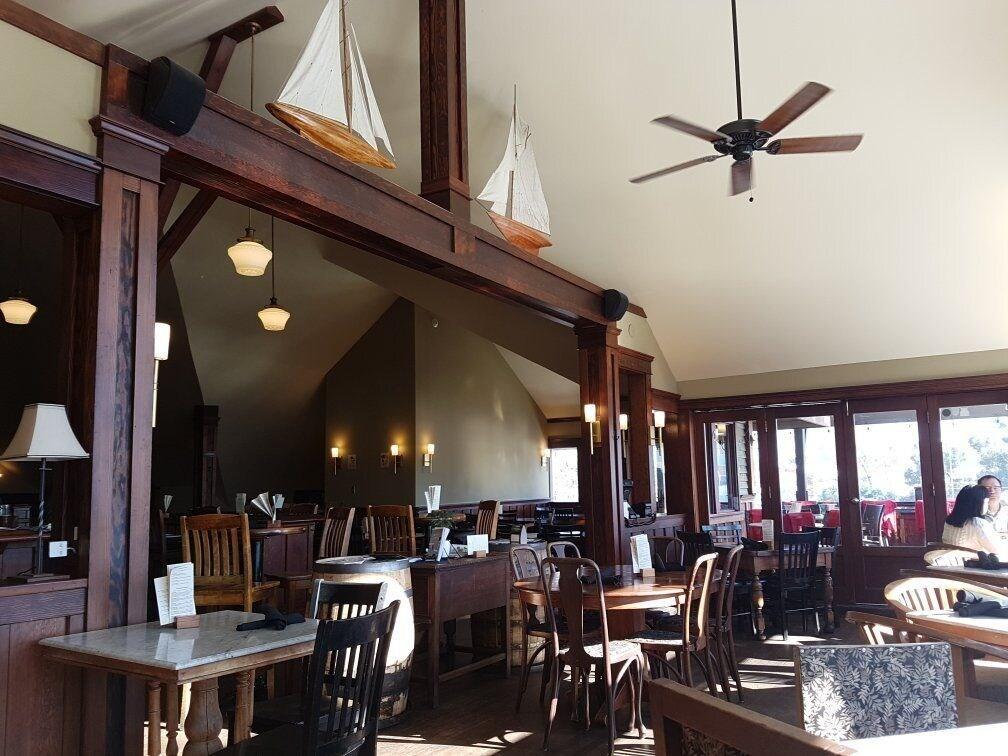 Restaurant Spinnakers Brewpub & Guesthouses