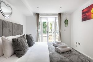 Alquiler Vacacional - 2 Minutes to Kings Cross | Stylish 1BR with Private Patio