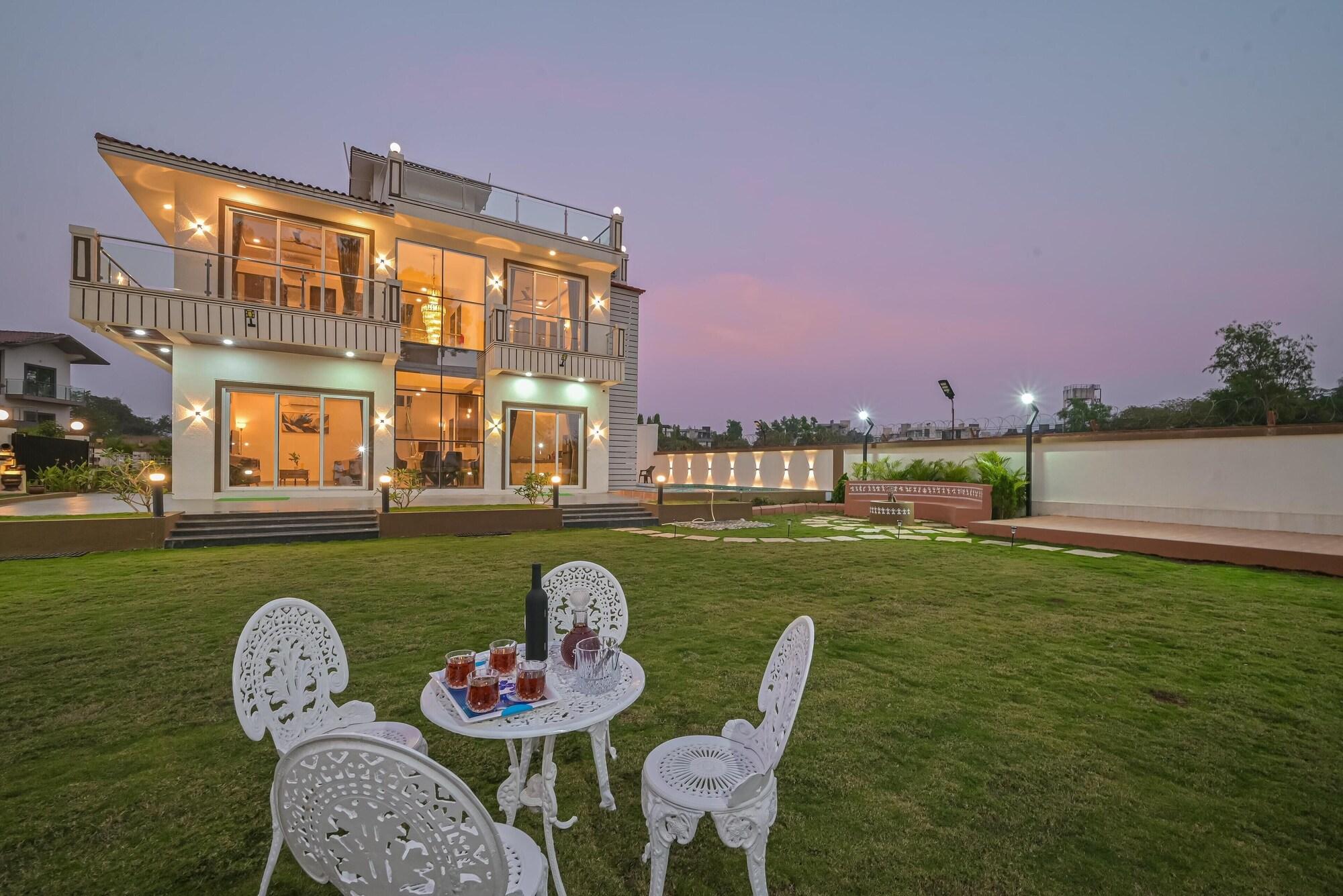 Varios Vivanta Villa