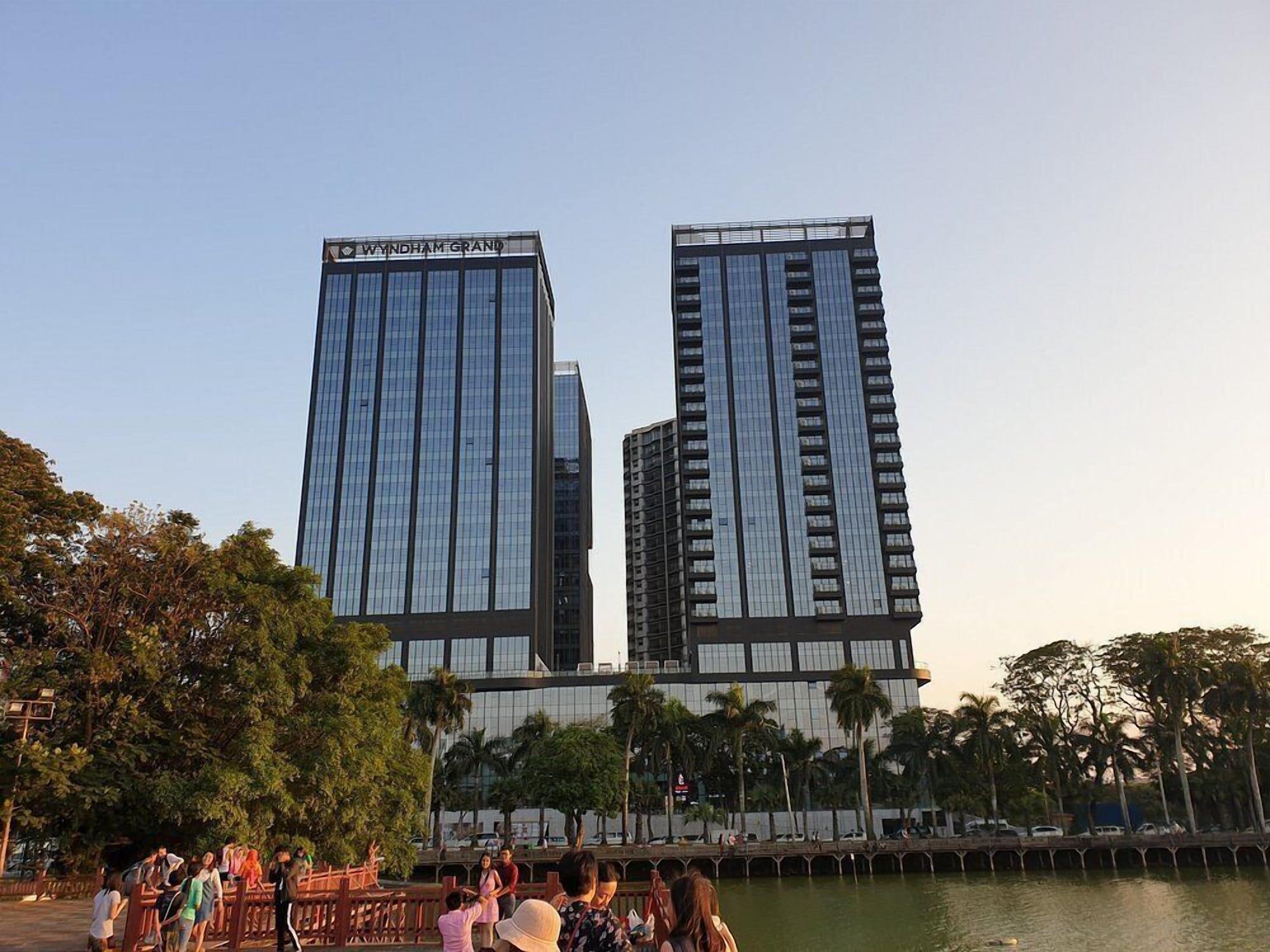 Vista Exterior Wyndham Grand Yangon Hotel