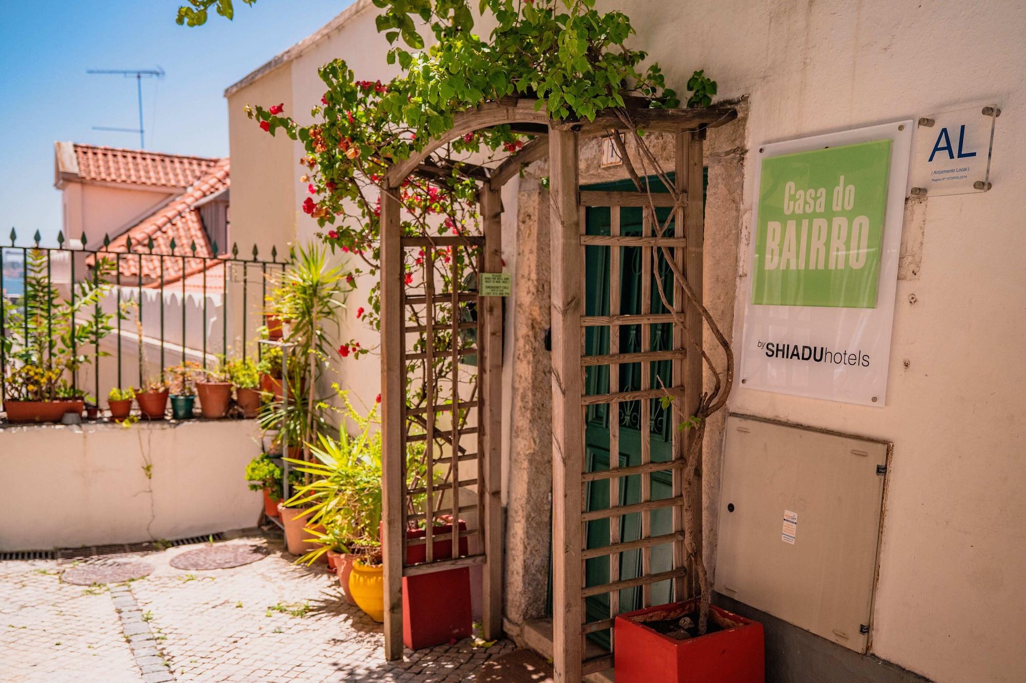 Vista Exterior Casa do Bairro by Shiadu