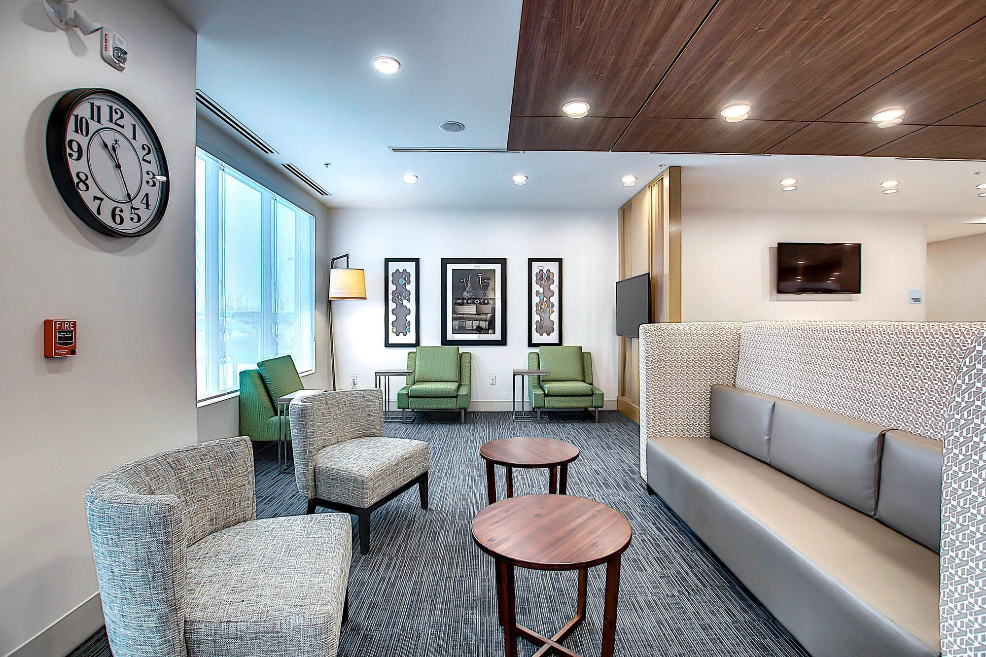 Vista Lobby Holiday Inn Express & Suites Calgary Airport Trail NE by IHG