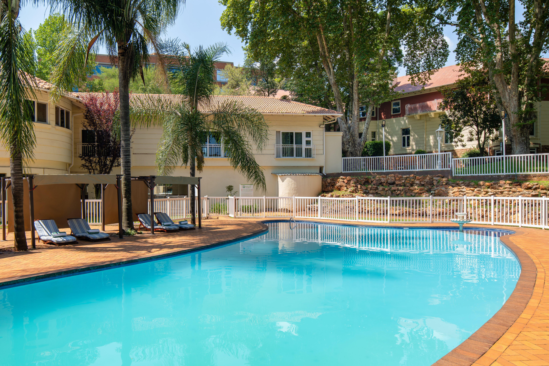 Vista Piscina Holiday Inn Johannesburg Sunnyside Park by IHG