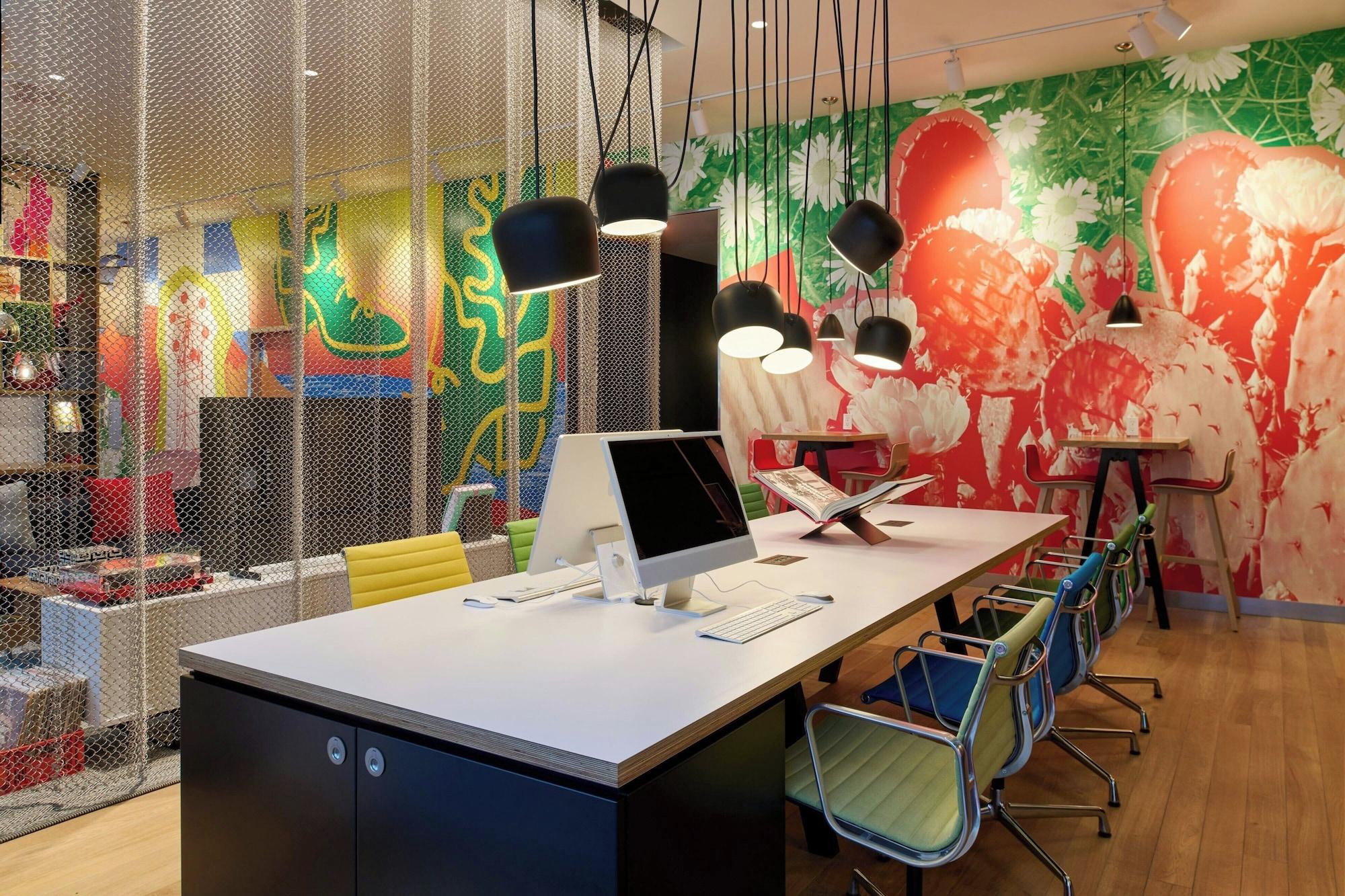 Vista Lobby citizenM Austin Downtown