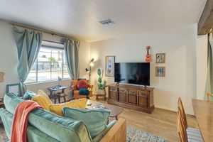 Alquiler Vacacional - Centrally Located Tucson Home w/ Fenced-in Yard!
