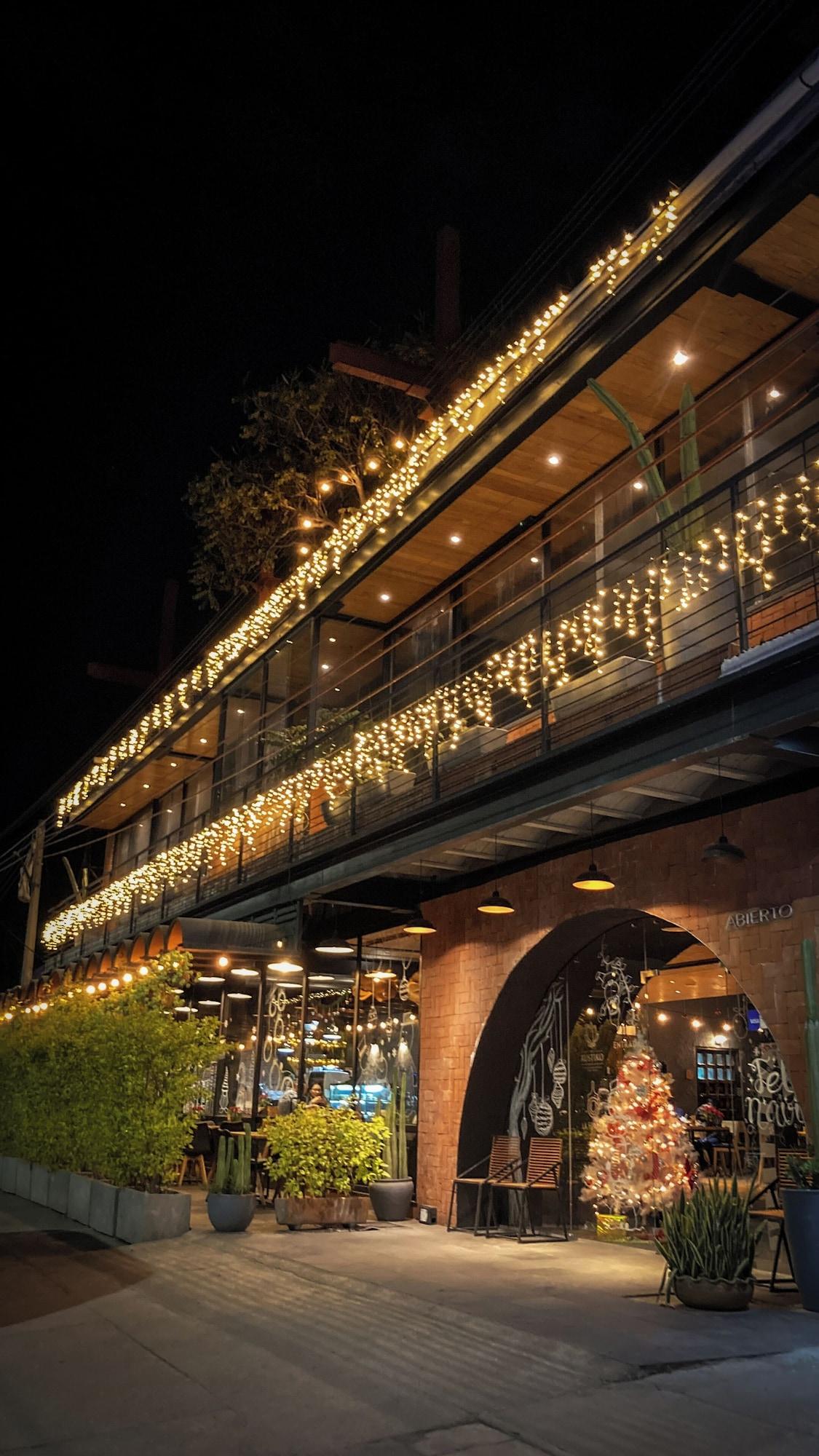 Varios Hotel Rustiko