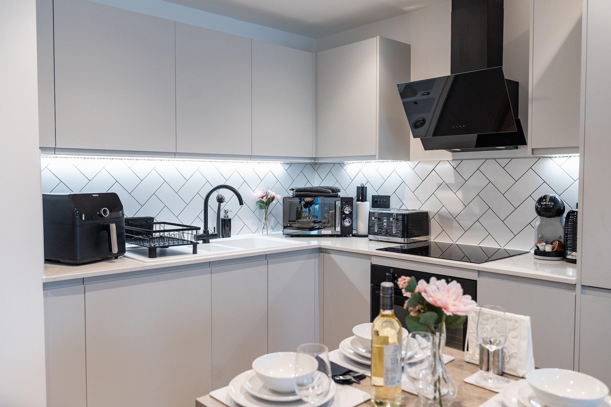 Equipamiento de Habitación 1 Bed Apartment, with a balcony city & canal view in Manchester City Centre! By Kammili Properties