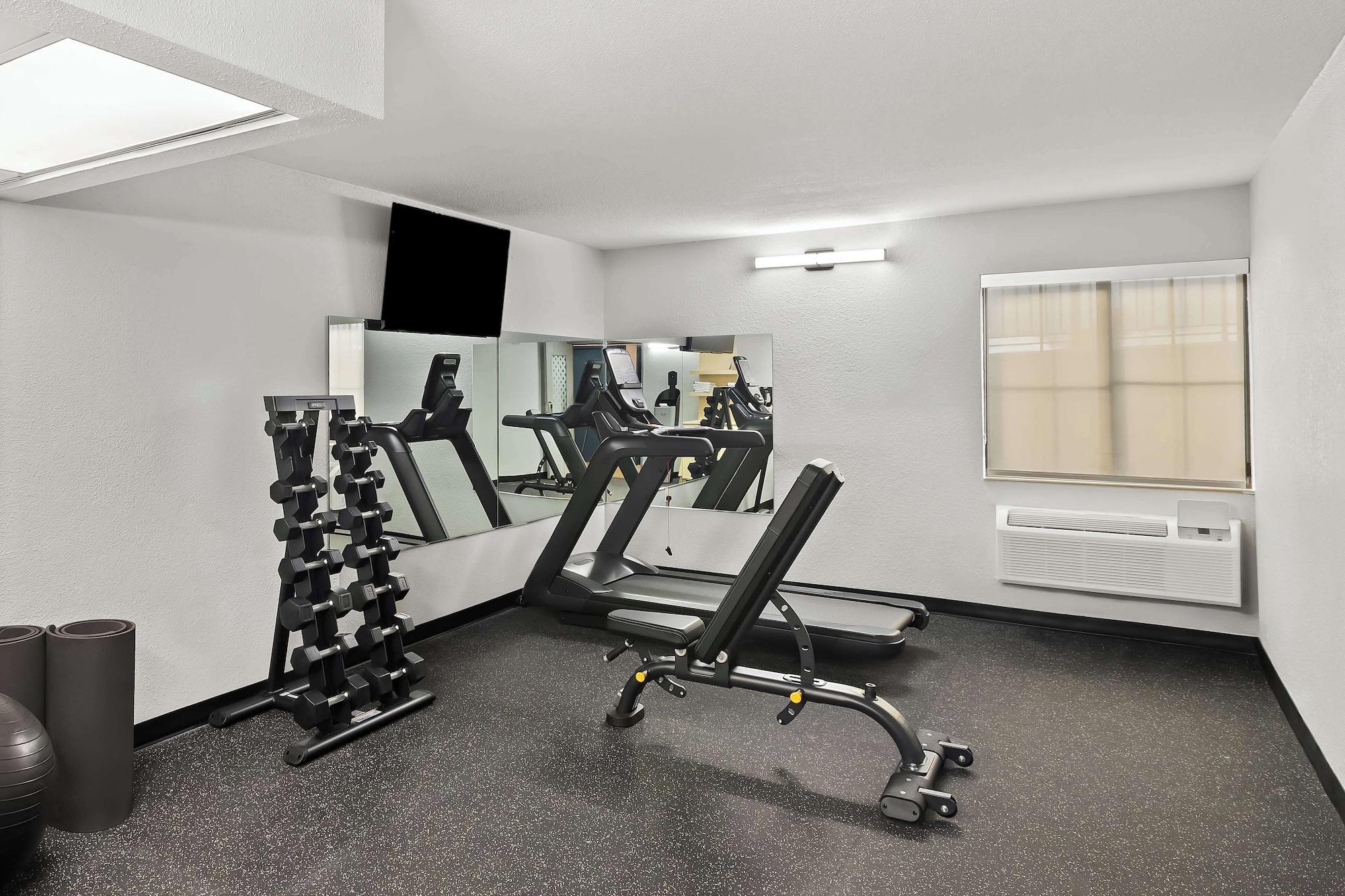 Gimnasio Spark by Hilton Wichita East