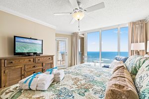 Renta Vacacional - Sunset Hideaway! 3BR 3BA Sleeps 10! Beachfront! Seasonal Beach Chairs!