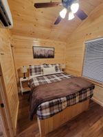 Alquiler Vacacional - Brand New! Riverfront River Bend Cabin - Catskill fly fishing outside your door!