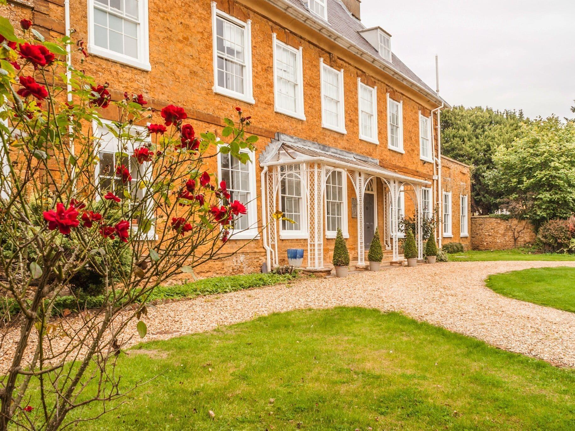 Varios Ecton House
