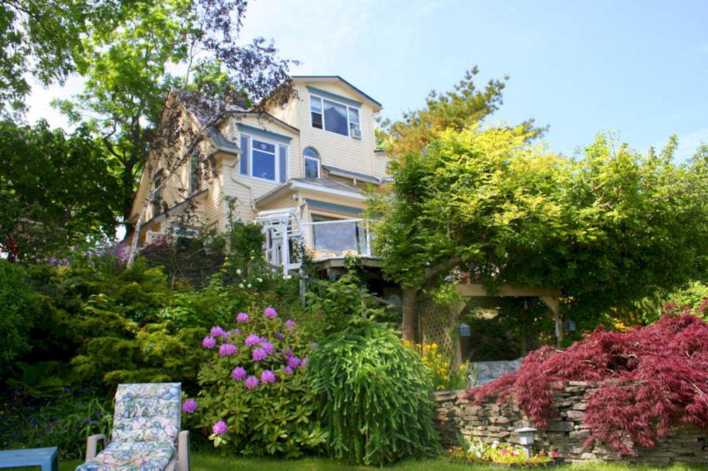 Varios A Boat to Sea Bed & Breakfast