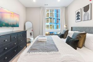 Renta temporal - Spacious 1 BR Apartment with a Glass View