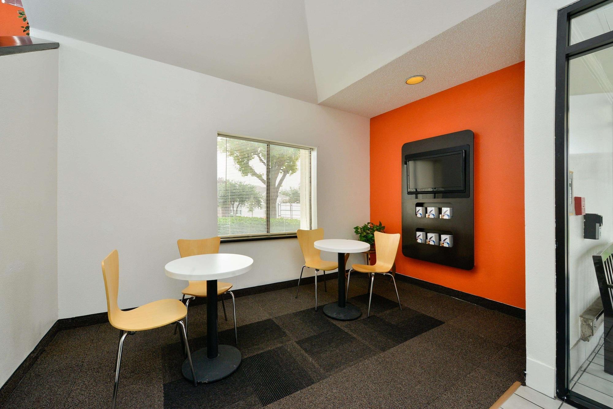 Vista Lobby Motel 6 Plano, TX - West - Frisco