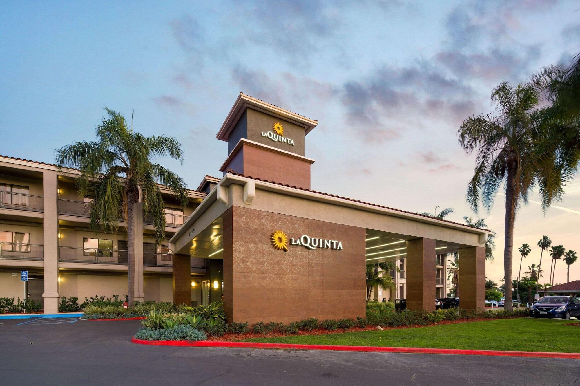 Vista Exterior La Quinta Inn & Suites by Wyndham Orange County Airport
