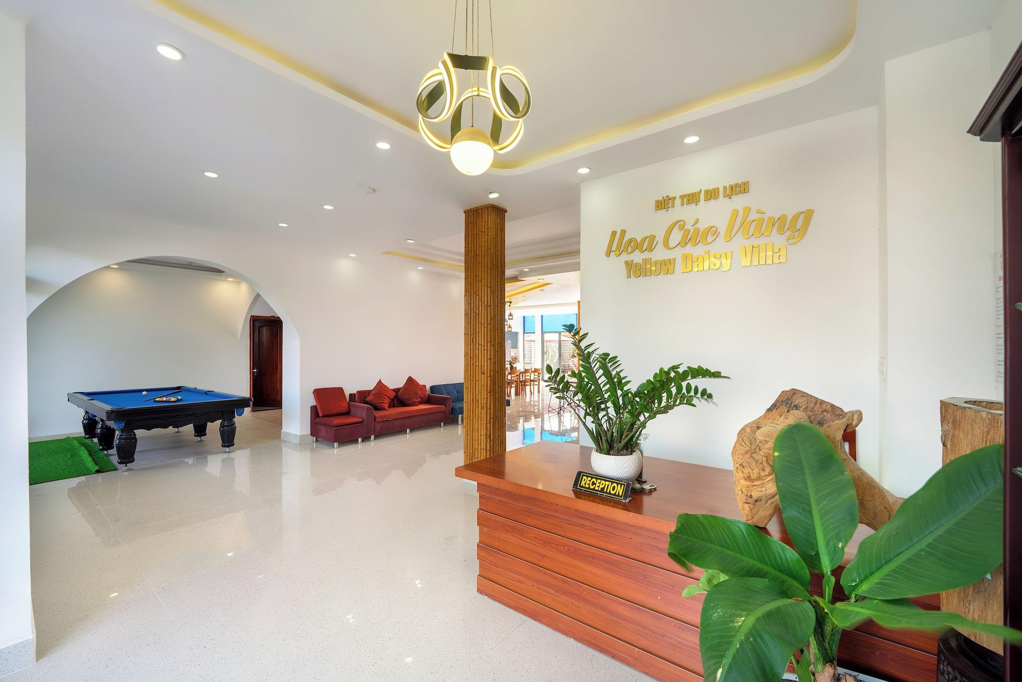Vista Lobby Yellow Daisy Villa