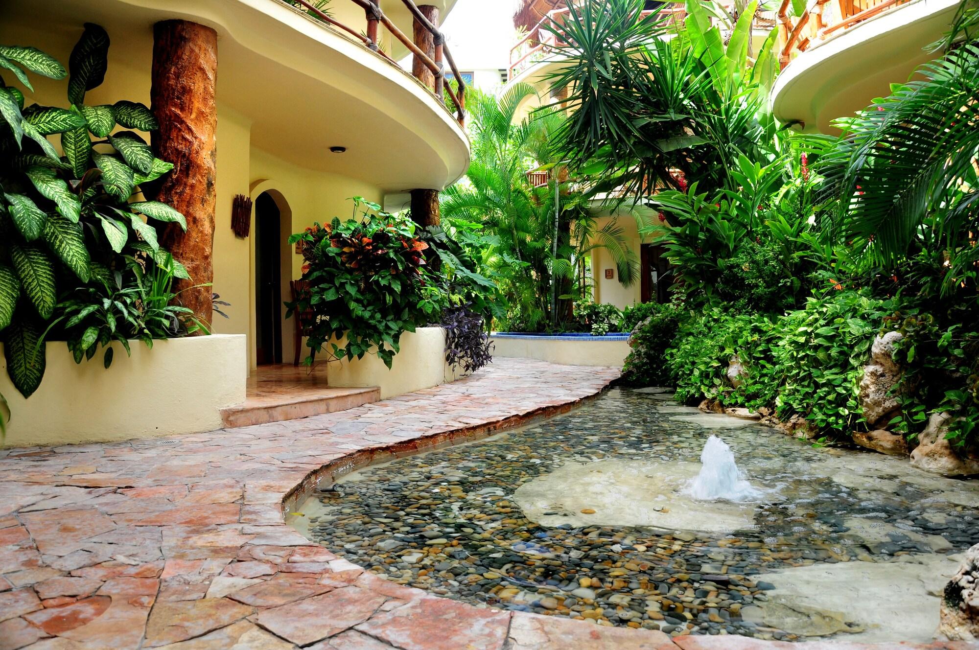 Vista Exterior Villas Sacbe Condo Hotel and Beach Club