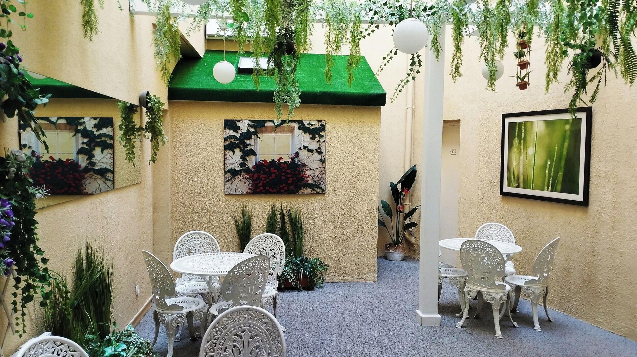 Varios Hôtel des Arts