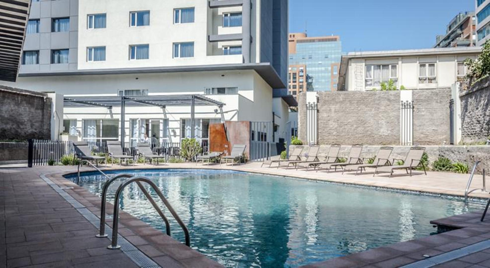 Vista Piscina Hotel Diego de Almagro Providencia