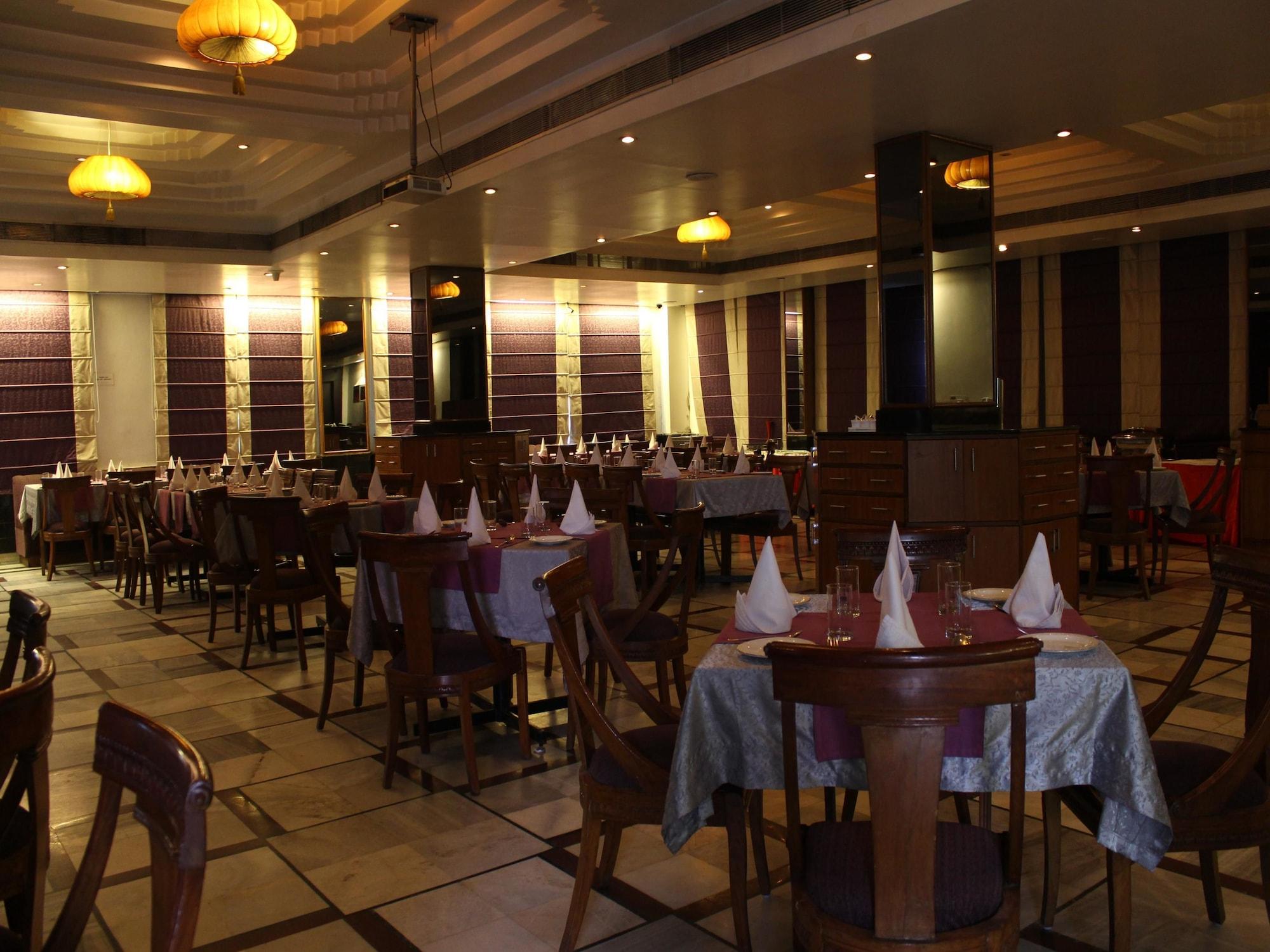 Restaurant OYO 2617 Hotel Samrat Heavens