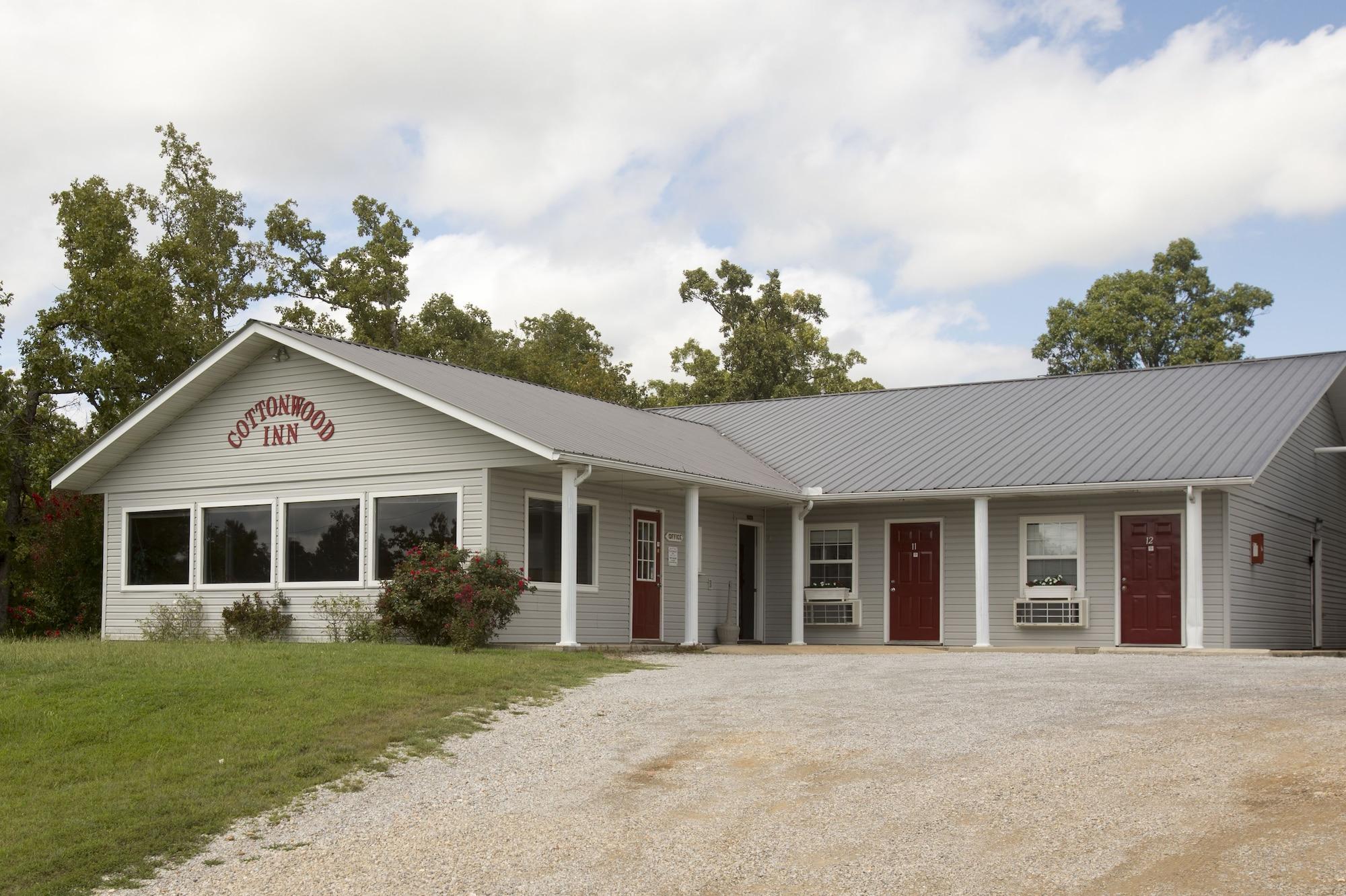 Varios Cottonwood Inn