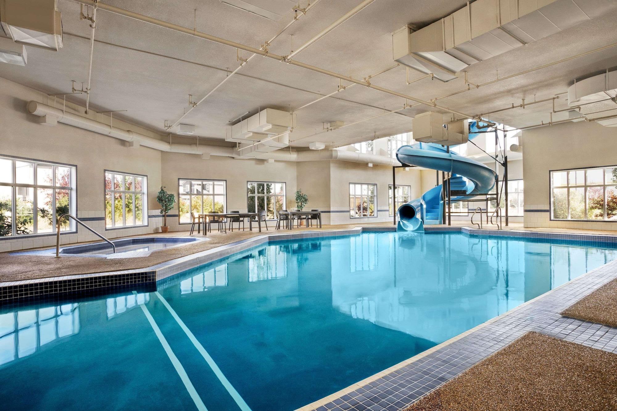 Varios Days Inn & Suites by Wyndham Strathmore