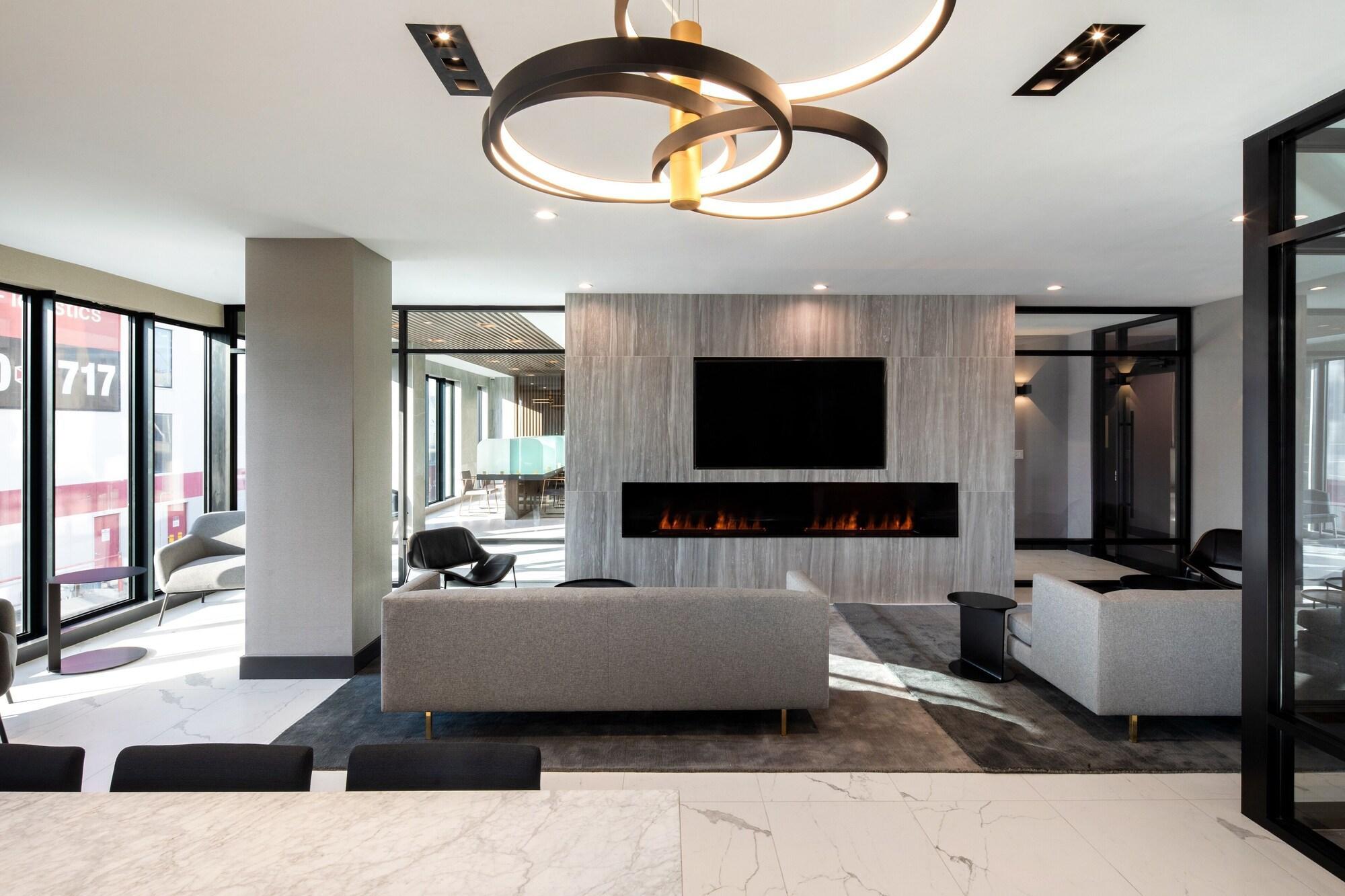 Bar/Salón Global Luxury Suites at The Arches