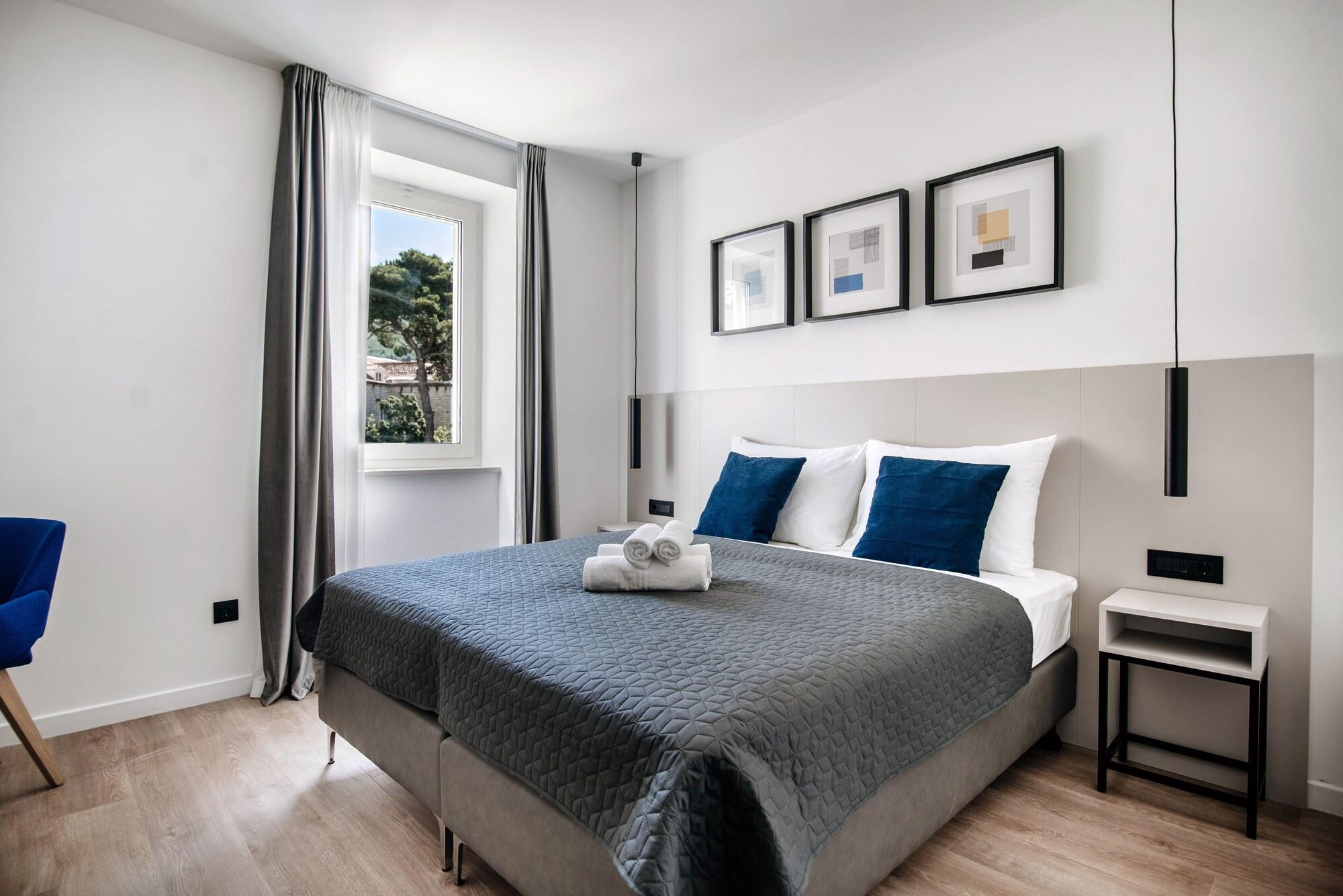 Varios Kala Luxury rooms by DuHomes