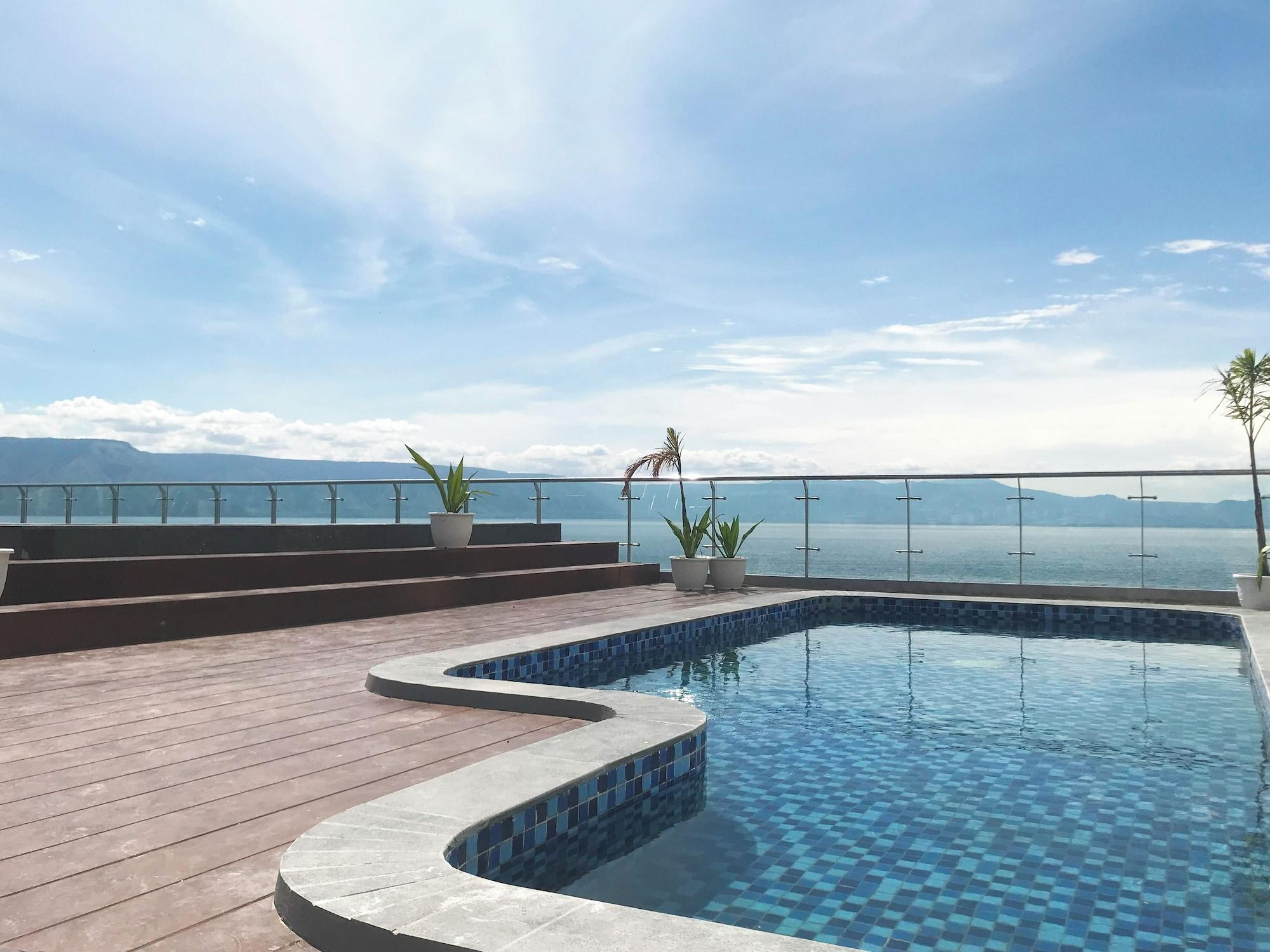 Vista Piscina Labersa Hotel & Convention Center Samosir