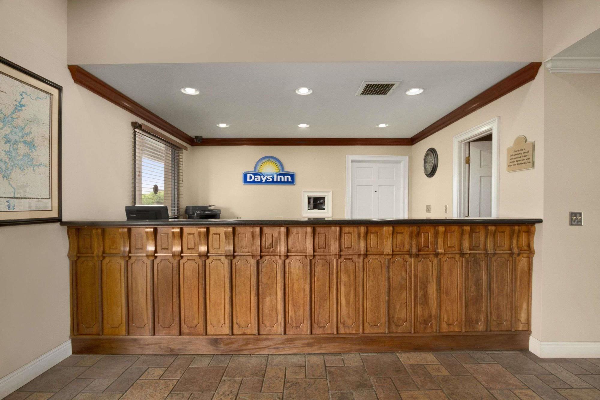 Vista Lobby Days Inn by Wyndham Alexander City
