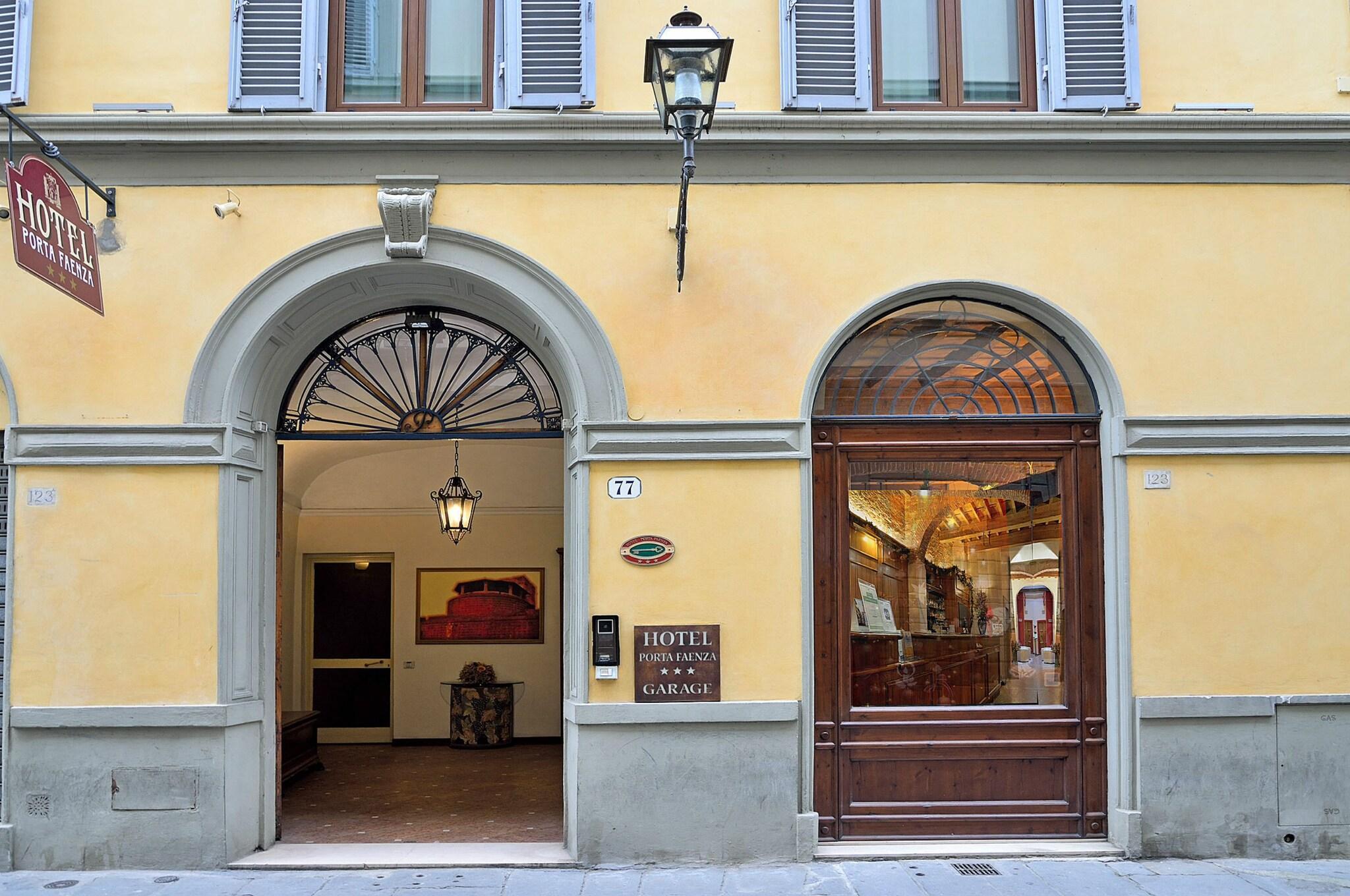 Vista Exterior Porta Faenza Hotel