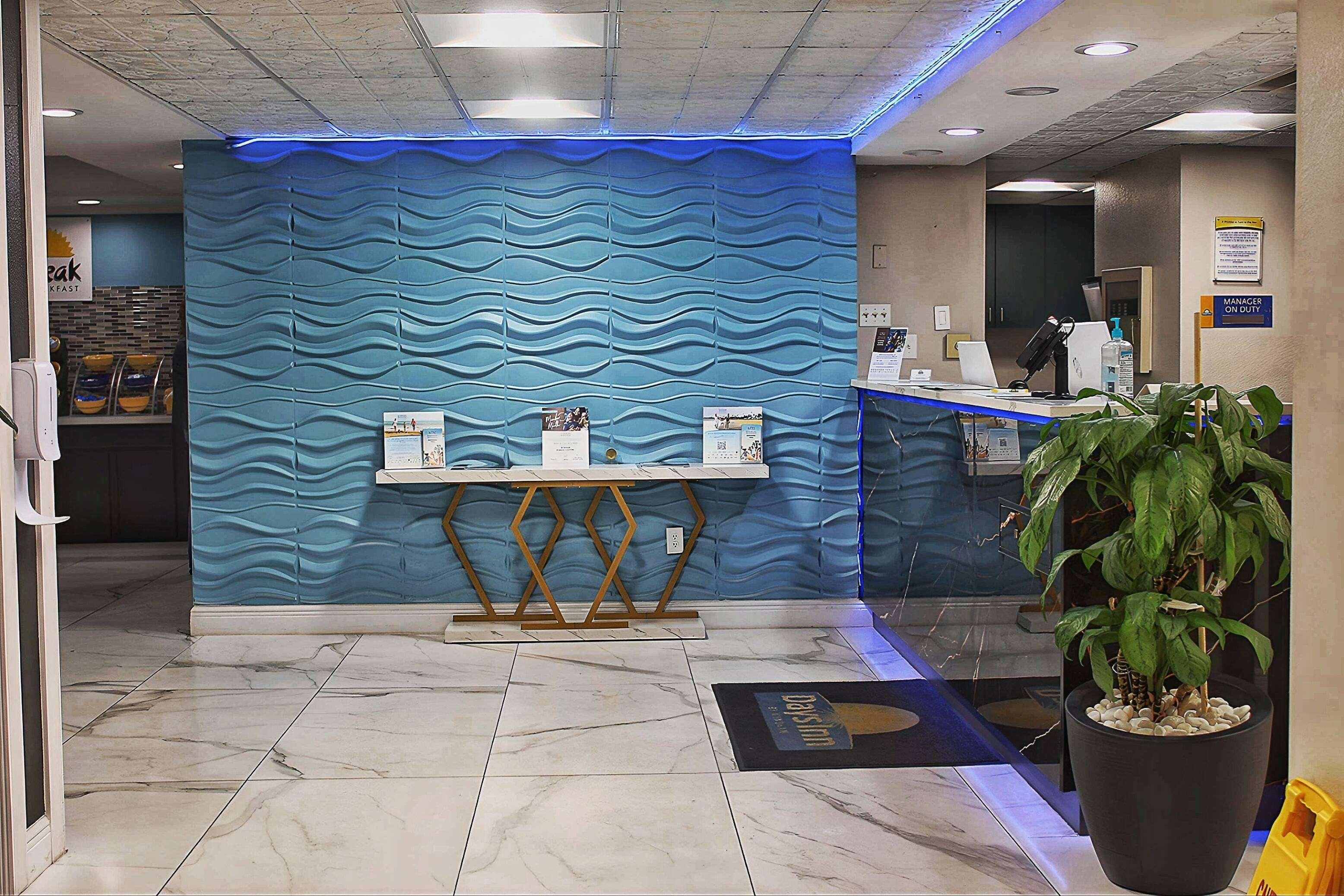 Vista Lobby Days Inn by Wyndham Marianna