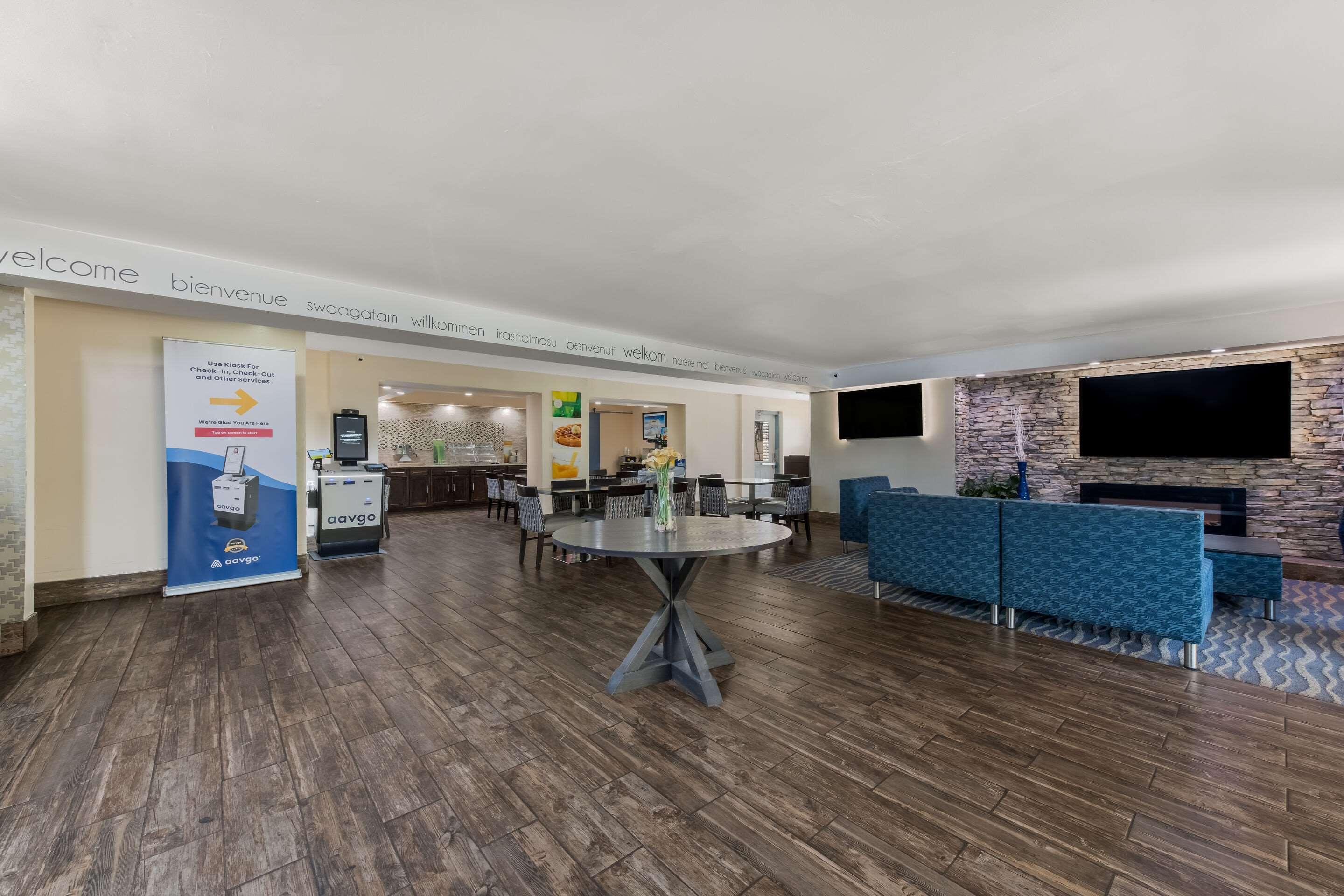 Vista Lobby Quality Inn & Suites Airport