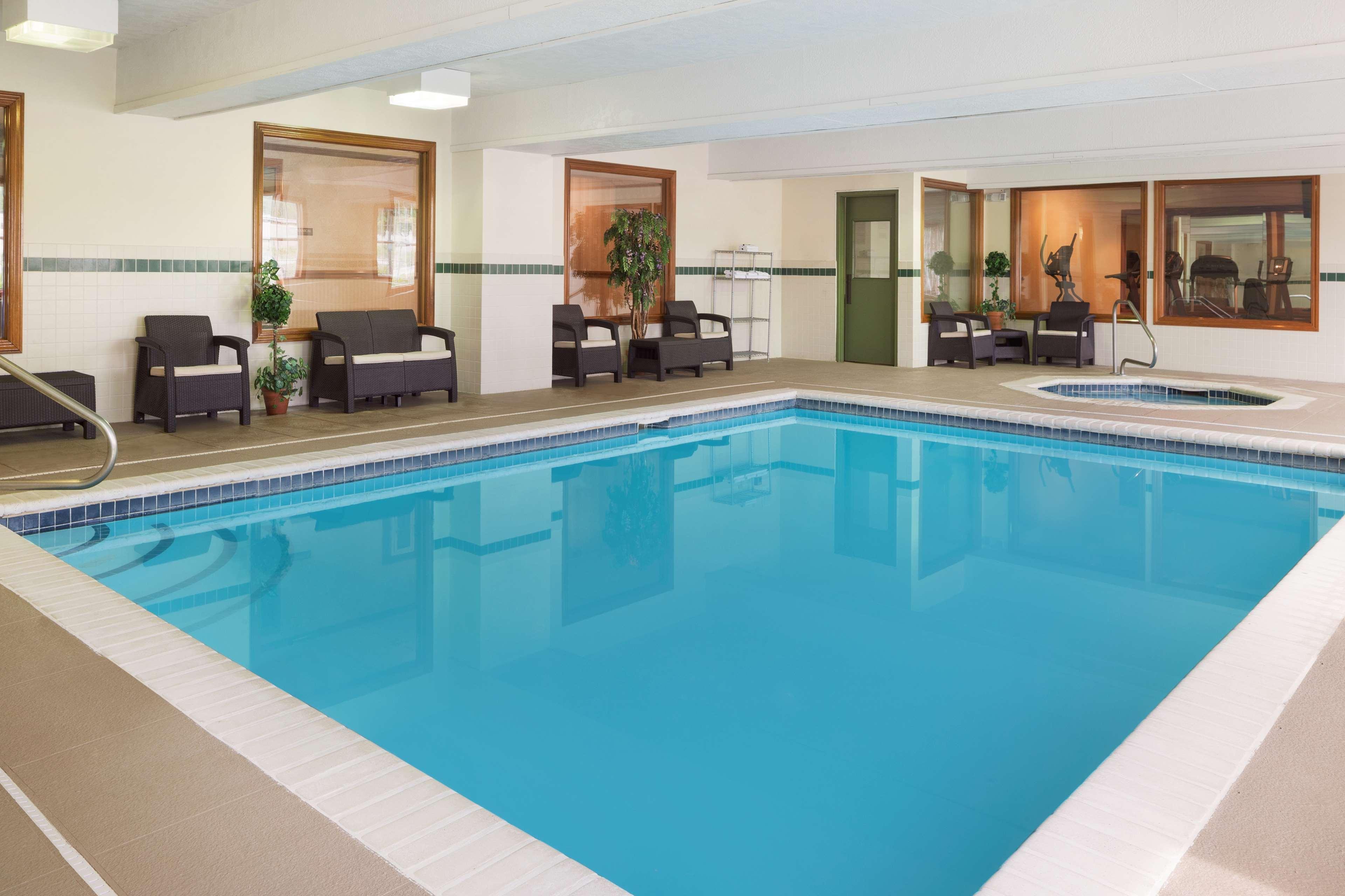 Vista Piscina Country Inn & Suites by Radisson, Macedonia, OH