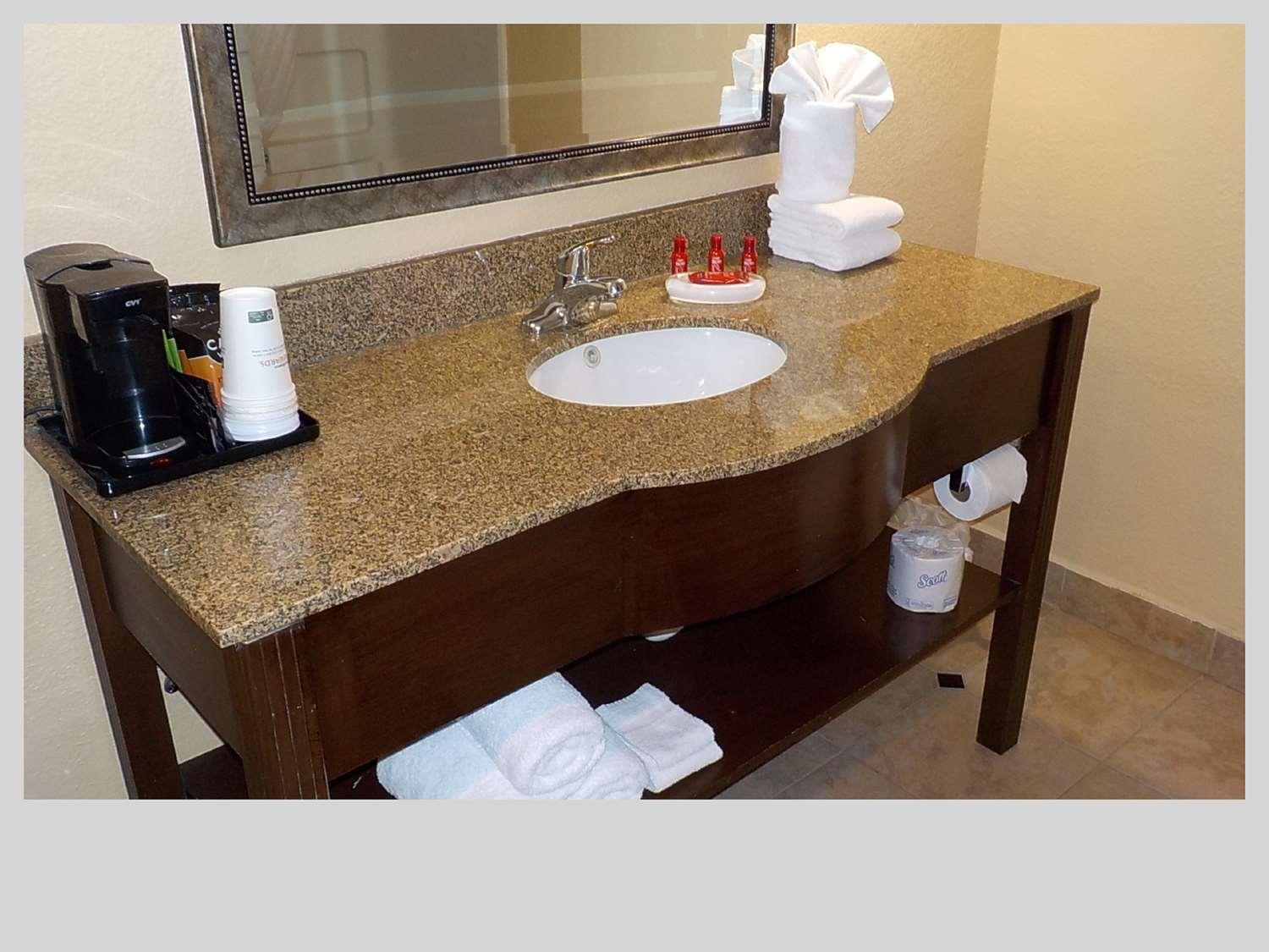 Habitación SureStay Plus Hotel by Best Western Nashville Southeast
