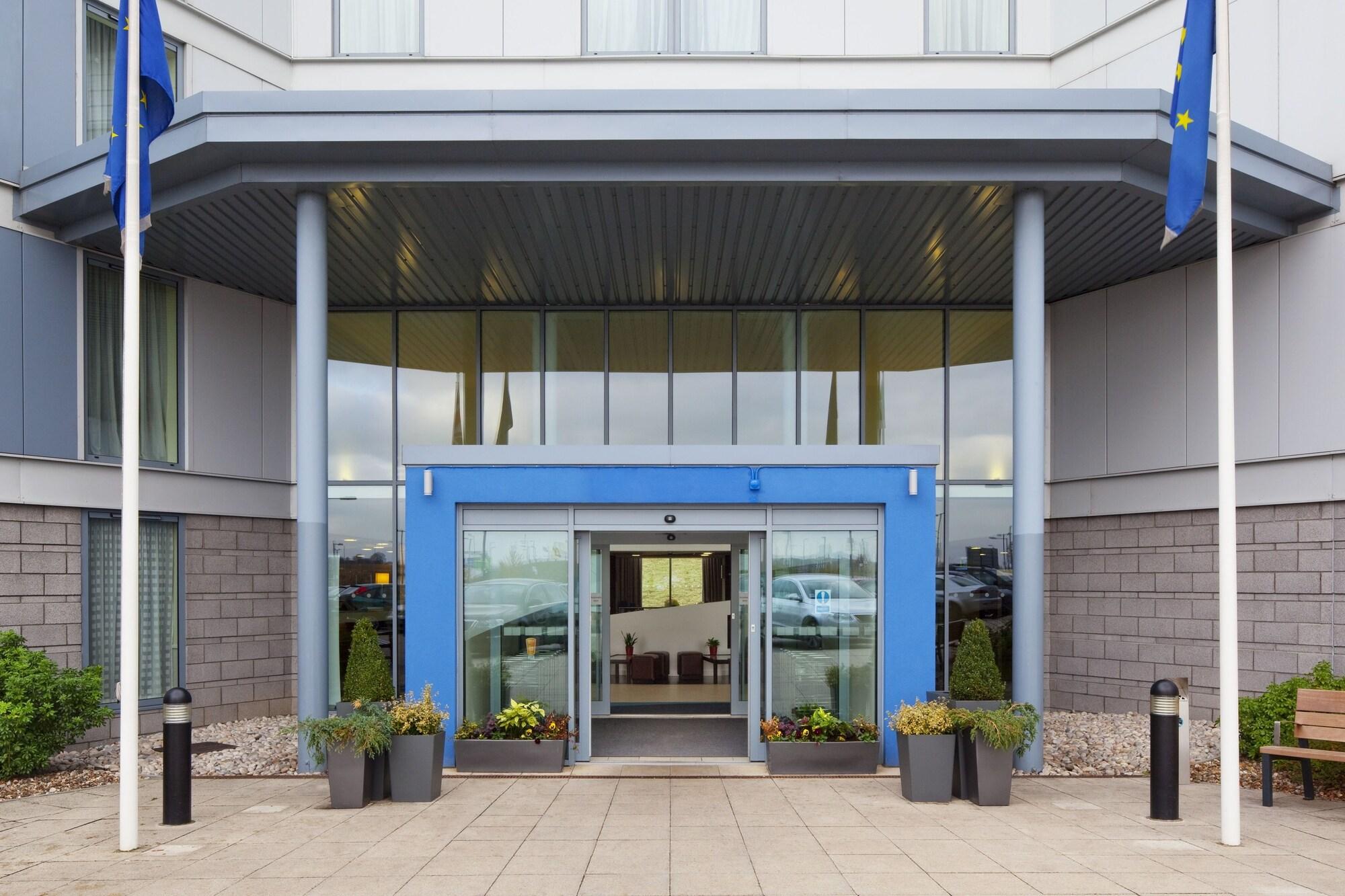 Vista Exterior Holiday Inn Express London Stansted Airport by IHG