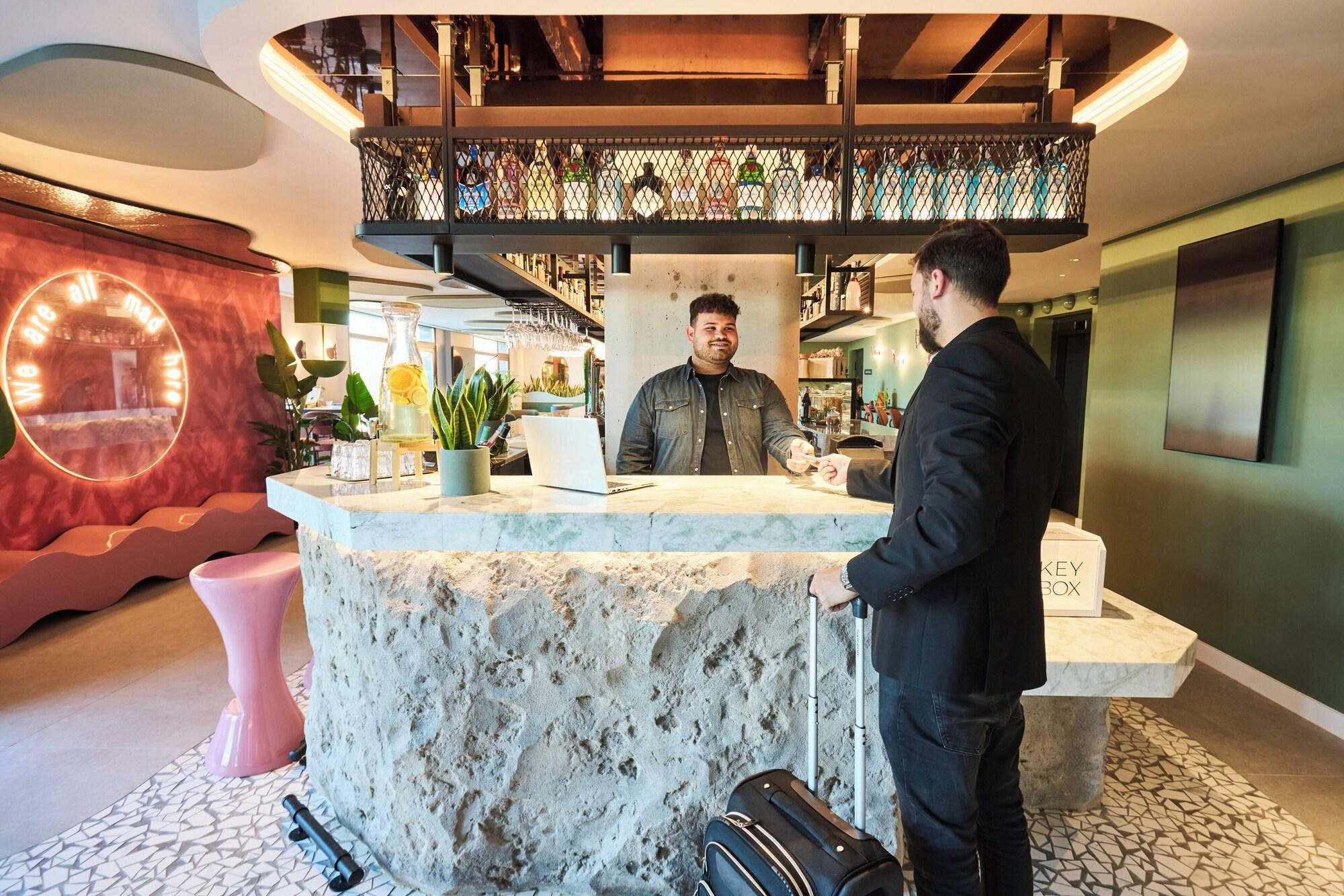 Vista Lobby ibis Styles Madrid Airport Valdebebas