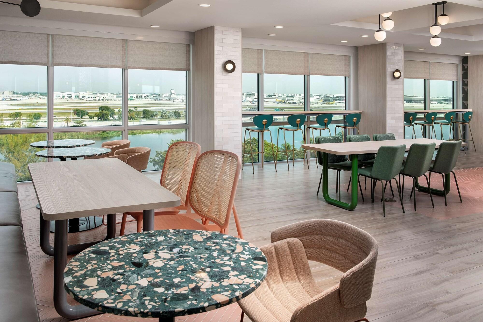 Restaurant Home2 Suites by Hilton Miami Airport South Blue Lagoon