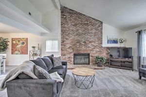 Renta Vacacional - Renovated Bakersfield Home w/ Private Yard!